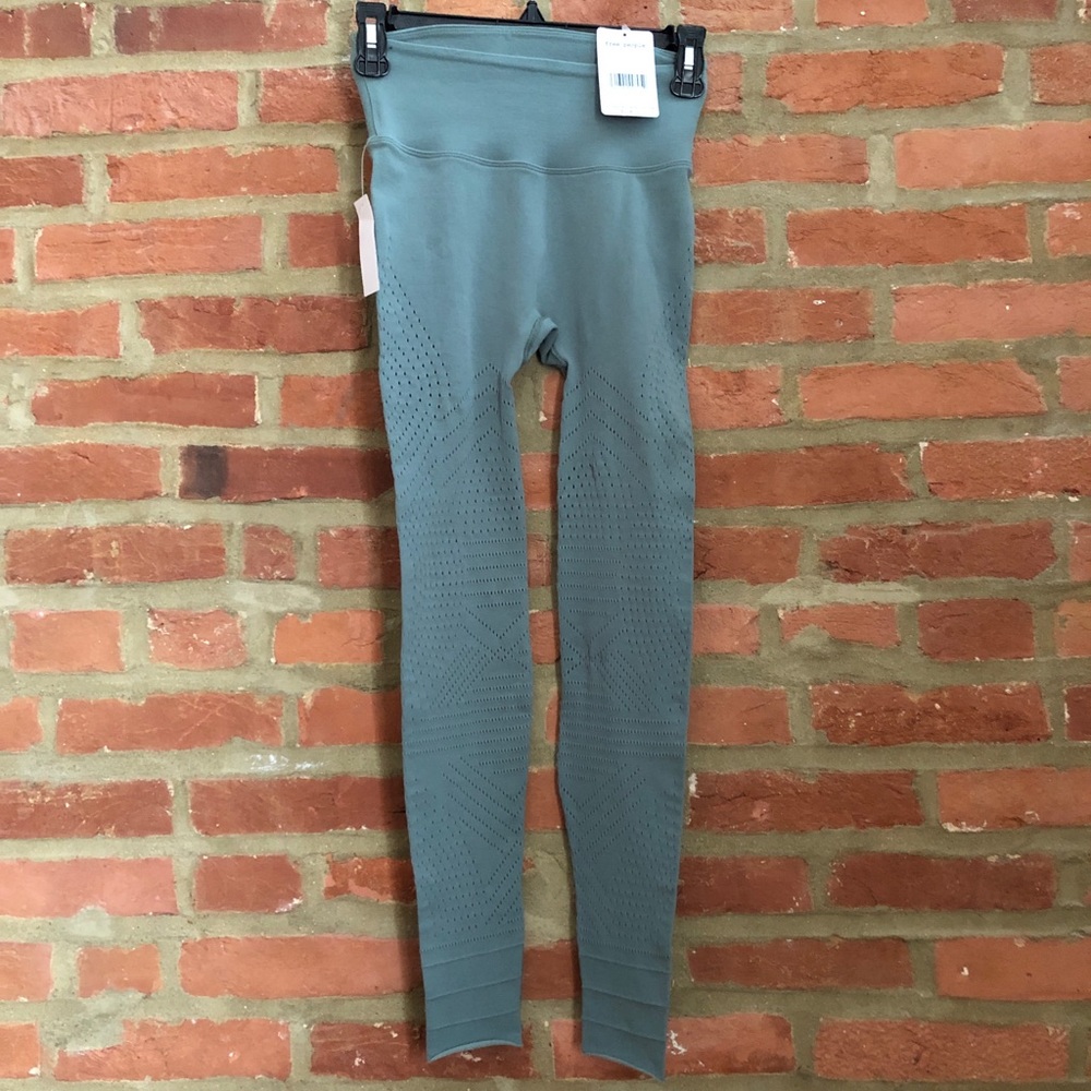 🏷 New With Tags: Free People VERY CUTE sage green leggings WITH tags.
